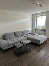 Graue ausziehbare Schlafcouch, nahezu neuwertig und nur kurze Zeit im Gebrauch