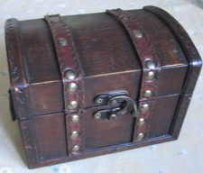 Dose / Truhe / Kiste - Holz - mit Metallverschluß - Maße  10*10*15cm