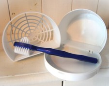 STABILE DENTALBOX ZAHNSPANGENDOSE GEBISSDOSE MIT SIEBEINSATZ UND BÜRSTE - NEU