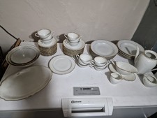 Porzellan Speise-Service mit