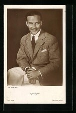 Ansichtskarte Schauspieler Igo Sym mit gekreuzten Beinen 