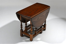 Alter ovaler Couchtisch mit