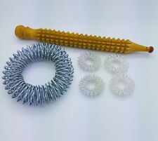 Akupressur Armband Band plus ein Handmassagegerät aus Holz und 4 Su Jok Ringe