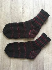 Selbst gestrickte Wollsocken