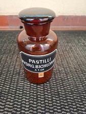 großes antikes Apothekergefäß, braune Glasflaschen mit Glasdeckel