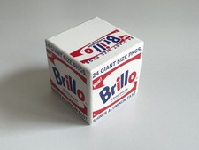 Kleine Brillo Box Skulptur