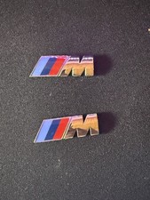 2x BMW M Emblem Logo silber Glanz Kotflügel Badge Seite M Paket 45x15mm Emblem