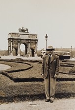 Mann steht vor dem Arc de