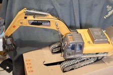 Carson 1:12 Raupenbagger mit Greifer RC Dirt Look ohne Sender Vitrinenmodell