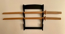 Set aus 2 Bokken aus w. Eiche mit Tsuba aus Leder + Wandhalterung + Schwerthülle