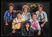 Ansichtskarte Musiker der Band Wind blicken in die Kamera, Autogramme 