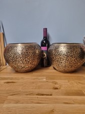 2 x große antike indische Übertopf aus graviertem und emailliertem Messing, florales Design