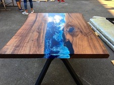 Moderner blauer Harztisch -