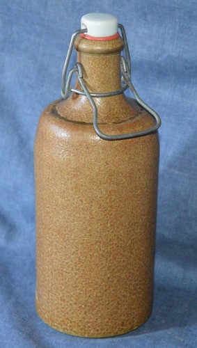 Steingutflasche mit