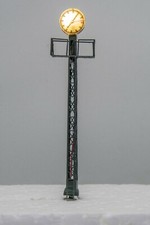 Uhr auf gittermast mit - uhr,