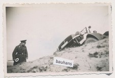 Foto Luftwaffe Kfz, Soldat mit Haltekelle 2.WK (9084a)