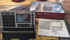 Akai MPC Live II, Weißer Vinylskin mit Holzständer, OVP, Magma  Bag , Decksaver