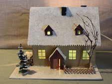 antikes Dorfhaus beleuchtet