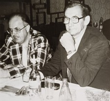 Dessau zwei Männer sitzen am