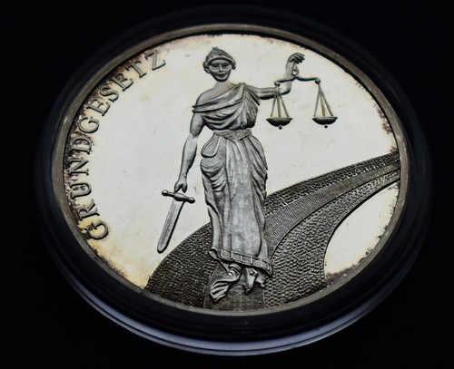 Medaille grundgesetz justitia - grundgesetz,