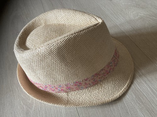 Sommerlicher strohhut mit - sommerlicher,