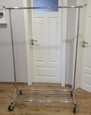 Rollbarer Kleiderständer mit Ablage