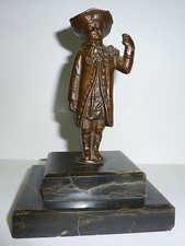 Mann in barocker Kleidung