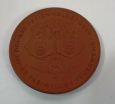 DDR Medaille Meissen Böttger Steinzeug 100 Jahre FFw Bad Freienwalde / Oder