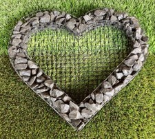 Herz Gitter mit kleinen Basalt Steinen für Allerheiligen Grabschmuck Grab