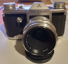 Analoge Spiegelreflexkamera Pentacon F mit Objektiv Jena 1:2,8 f=50 mm