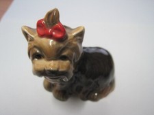 Goebel  Hund Terrier  mit roter Schleife   Nr. 515
