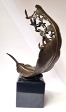 Bronzeskulptur Feder und fliegende Tauben Vogel Bronze