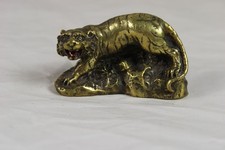 B10/Messing Bronzeoptik Raubkatze Figur  - Löwe o. Tiger - 7,5 cm  , 343 Gr /124