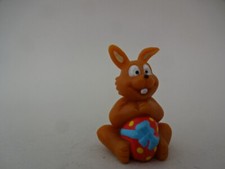Ostern / Deko Figur / Osterhase mit rotem Ei mit blauer Schleife