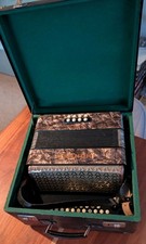 Hohner Club 1B Akkordeon in C/F Stimmung 8 Bässe und 30 Diskantknöpfe mit Koffer