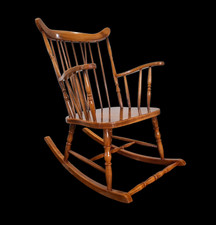 Klassischer Schaukelstuhl, Stuhl, aus edlen Holz mit stilvollen Design vintage