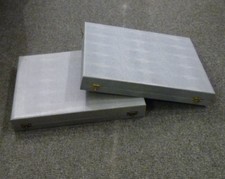 2 grau-melierte Besteckkästen