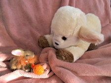 PLÜTI Schaf Lamm liegend