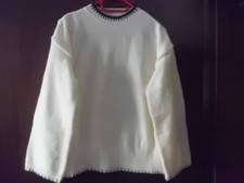 modischer Strickanzug