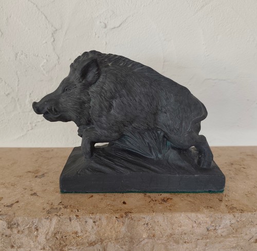 Wildschwein auf sockel - auf,