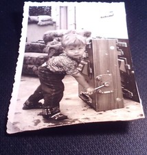 Altes Foto Kind  vor Spielautomat, einarmiger Bandit 1958 (2)