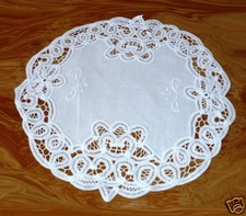 Deckchen  30 cm rund mit Bändchenspitze u. Stickerei weiß + beige 100% Baumwolle