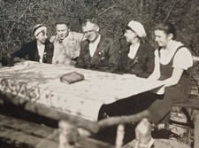 Junge Paare sitzen am Tisch