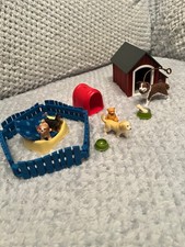 Schleich Hundehütte und Welpen Schule Farm World