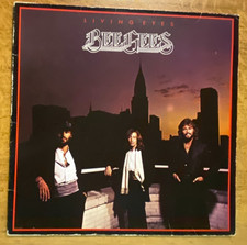 🎶 Bee Gees – Living Eyes