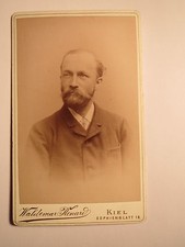 Kiel - Mann mit Bart im Anzug