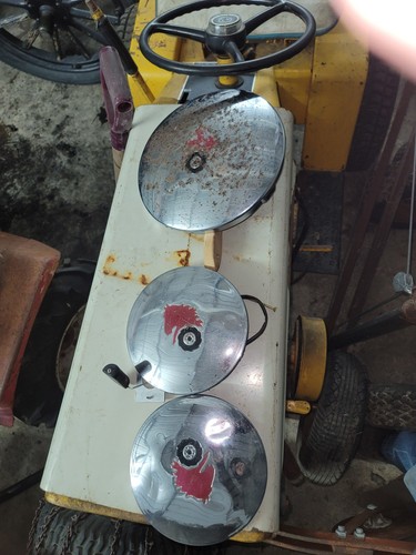 Wheel horse red - red, hubcaps