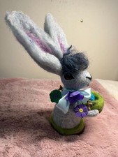 Nadelgefilzter Hase mit