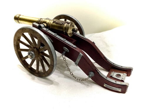 Vintage kanone feuerzeug auf - feuerzeug,