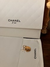 CHANEL Charm Anhänger Kamelie